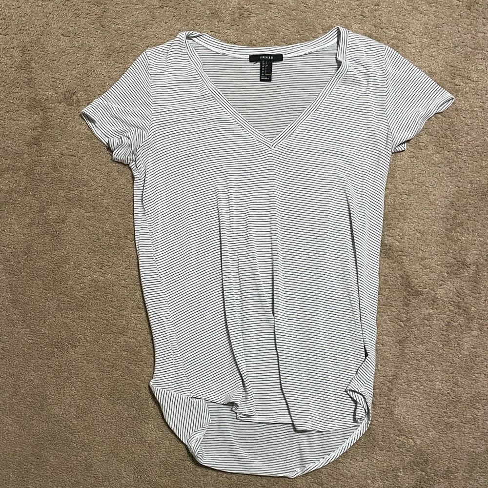 FOREVER21 BLACK AND WHITE STRIPED VNECK TEE SIZE SMALL